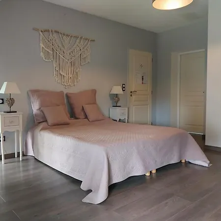 La Ferme Aux Charmes 住宿加早餐酒店 索勒尔堡