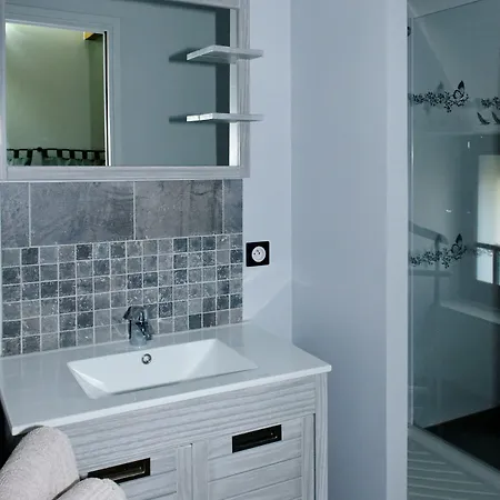 La Ferme Aux Charmes 住宿加早餐酒店